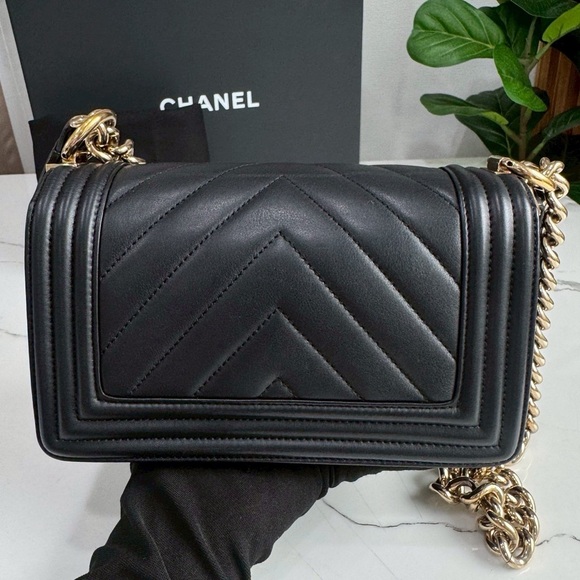 Chanel Black Quilted Leather Shoulder Bag - Picture 8 of 16